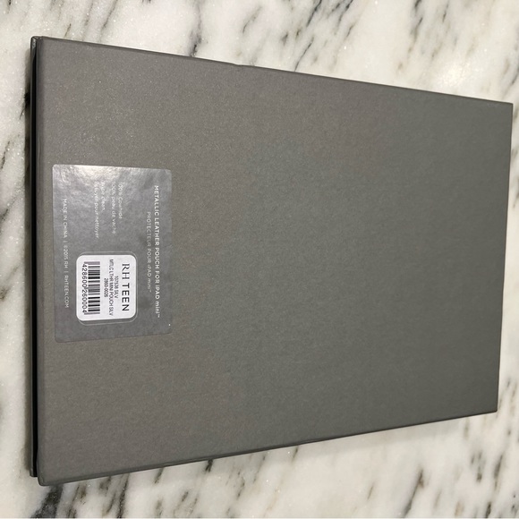 METALLIC LEATHER POUCH FOR IPAD® - SILVER- Mini - Picture 4 of 8
